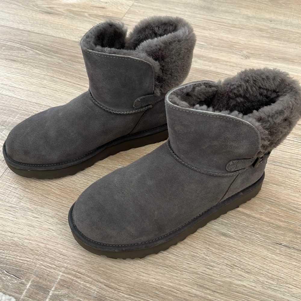 Women’s Ugg Gray Shearling Bootie, Size 7